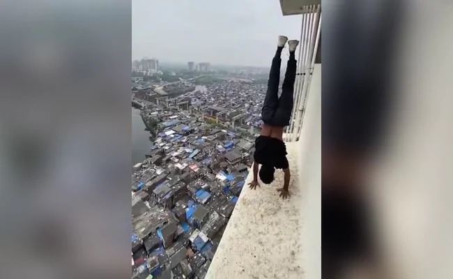 youth doing dangerous stunts from 22nd floor of building in mumbai video | उंच इमारतीच्या 22 व्या मजल्यावर जीवघेणा स्टंट; थरकाप उडवणारा Video तुफान व्हायरल