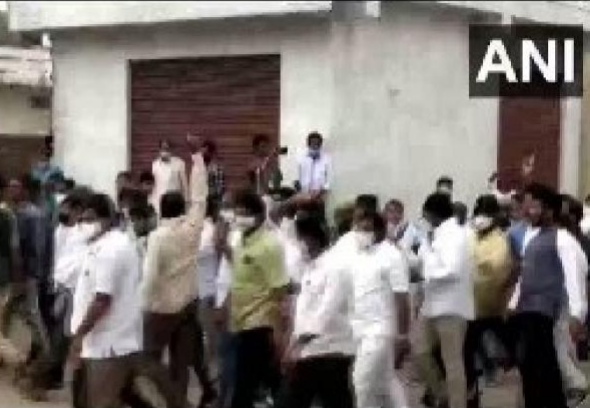 telangana locals hurled slippers at ibrahimpatnam mla manchireddy kishan reddy video | Video : ...अन् संतप्त गावकऱ्यांनी आमदारावर फेकल्या चपला