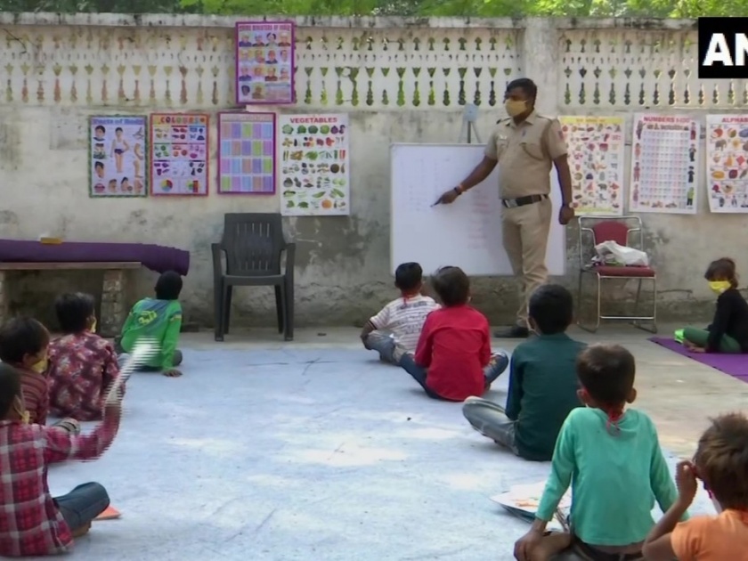 delhi police constable than singh teaches poor children who cant afford online classes | 'खाकी'तील समाजभान! गरीब विद्यार्थ्यांच्या शिक्षणासाठी पोलिसाचा पुढाकार, नोकरी सांभाळून देतोय शिक्षण