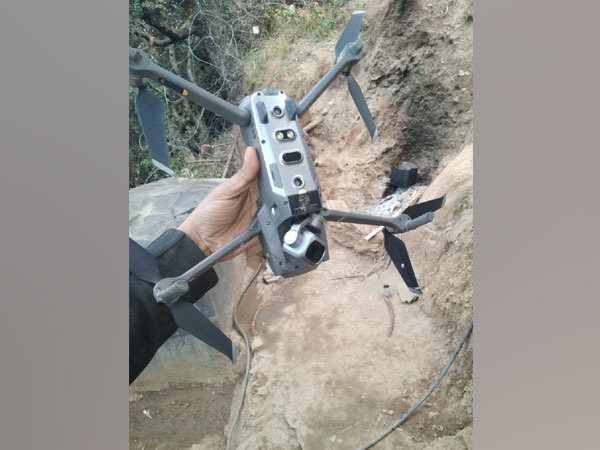 Pakistan quadcopter shot down by Indian Army in J-K's Keran sector | Jammu And Kashmir : भारतीय जवानांनी LOC वर घिरट्या घालणारं पाकिस्तानी ‘क्वाडकॉप्टर’ पाडलं
