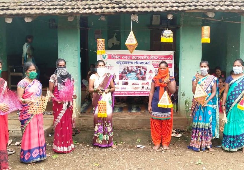 "Raj Bhavan" to be lit by lanterns made by tribal women in Palghar district | पालघर जिल्ह्यातील आदिवासी महिलांनी बनविलेल्या कंदिलांनी लखलखणार "राजभवन"