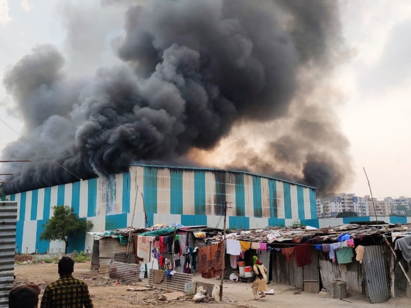 Ambegaon waste project in Pune set on fire by angry mob | पुण्यातील आंबेगाव कचरा प्रकल्पाला संतप्त जमावाने लावली आग, अज्ञातांनी फोडले कार्यालय 