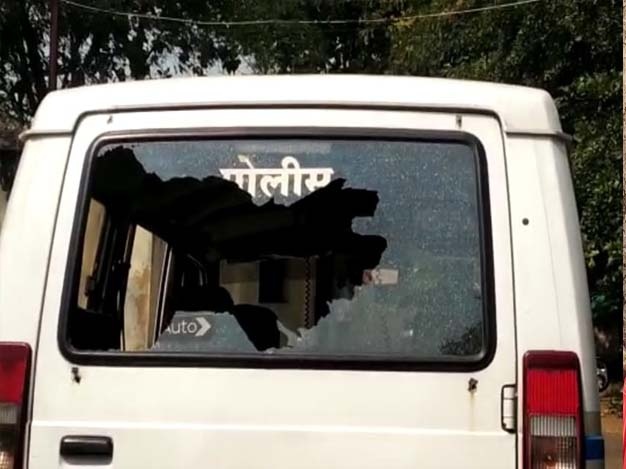 Good news; Stone-throwing at LCB squad in Solapur; | माेठी बातमी; सोलापुरातील एलसीबीच्या पथकावर दगडफेक; तीन पोलीस कर्मचारी जखमी