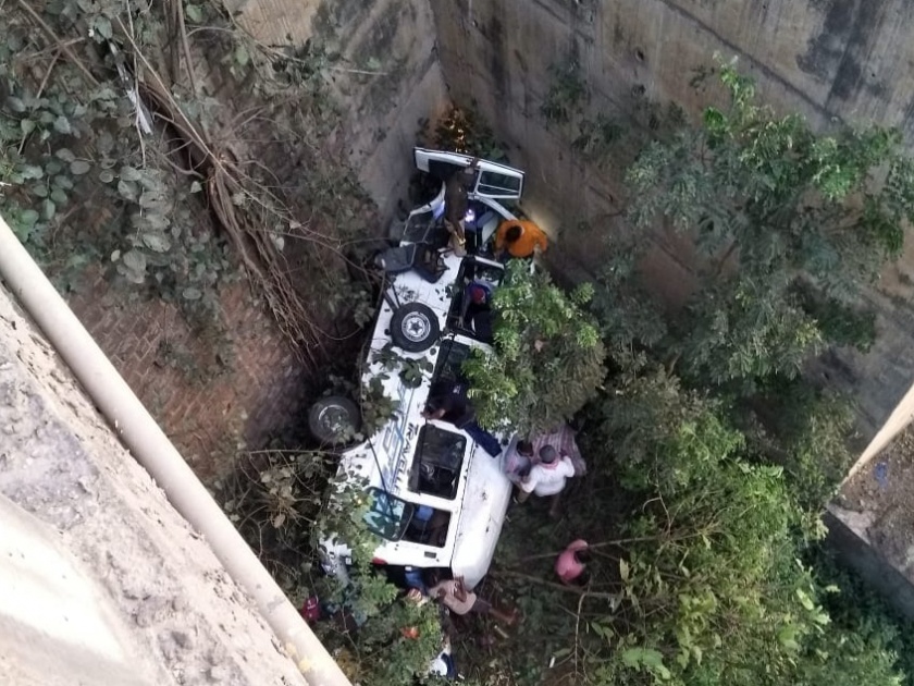five died in road accident near umbraj | काळाचा घाला! मिनी बस ५० फूट खाली कोसळून भीषण अपघात, ५ जणांचा मृत्यू