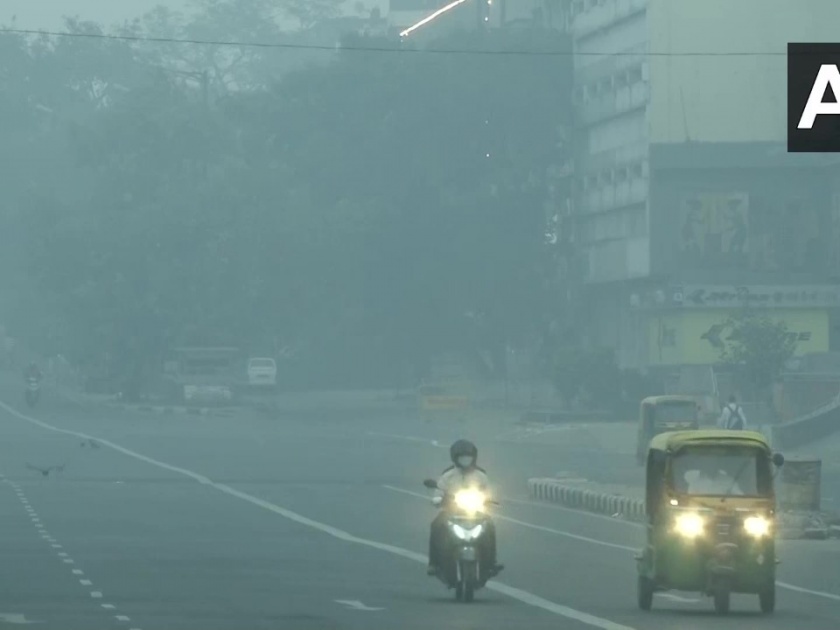 fireworks burst fiercely in delhi on diwali pollution extremely dangerous | दिल्लीला प्रदूषणाचा विळखा! बंदी असूनही फोडले फटाके; हवेची गुणवत्ता खालावली, परिस्थिती गंभीर