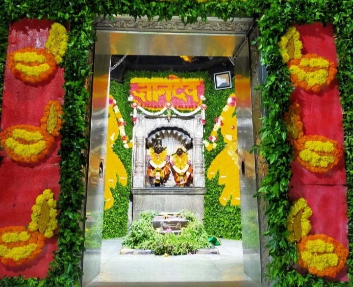 Mauli Mandir in Alandi open for Darshan | रूप पाहतां लोचनीं,सुख जालें वो साजणी..! आळंदीत माऊलींचे मंदिर दर्शनासाठी खुले