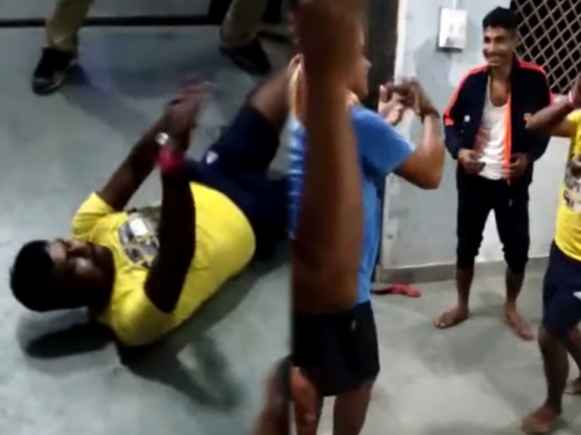 nagin dance by policemen in deepawali night in narhat police station in nawada video viral | पोलीस ठाण्यात कर्मचाऱ्यांनी केला नागिण डान्स, Video तुफान व्हायरल