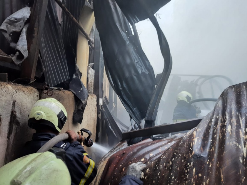 Large damage to the godown fire at Sakinaka | साकीनाका येथे गोडावून आणि झोपड्यांना लागलेल्या आगीत मोठे नुकसान