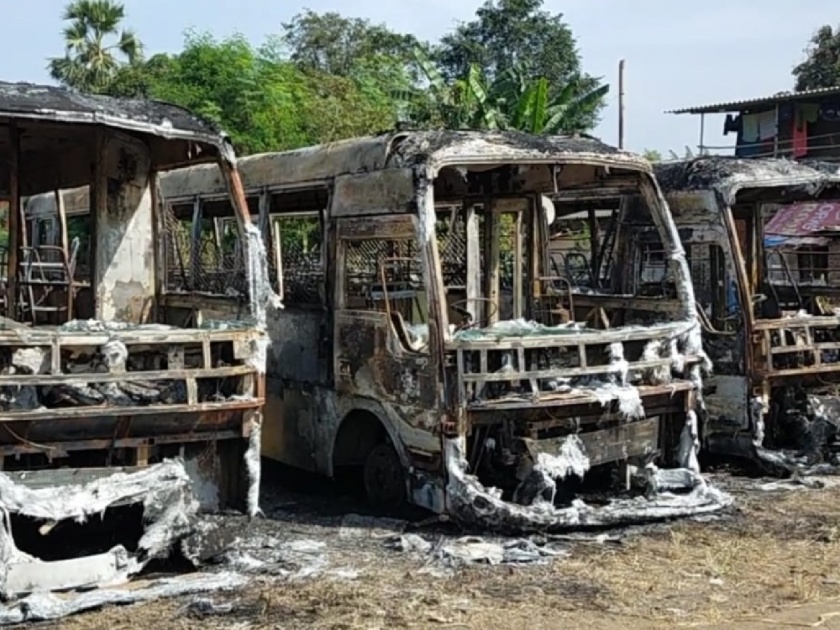 Neral- Three school buses set on fire by unknown persons at Pimpaloli | नेरळ- पिंपळोली येथे अज्ञातांनी पेटविल्या तीन स्कुल बस