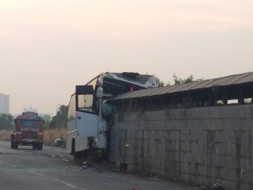 Bus Accident on Sion-Panvel highway | सायन-पनवेल महामार्गावर बसला अपघात 