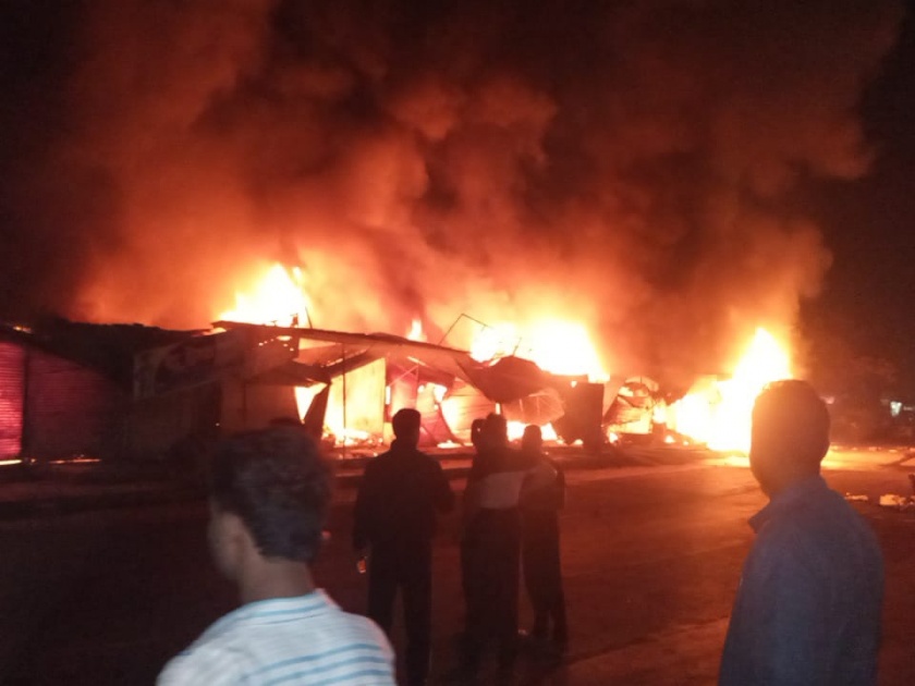 Fire in 15 shops in Dharani, loss of crores | धारणीत १५ दुकानांना आग, कोट्यवधीचे नुकसान