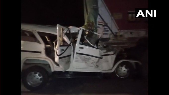 Uttar Pradesh : 14 persons died after the vehicle they were travelling in collided with a truck on Prayagraj-Lucknow highway | बोलेरोची ट्रकला धडक बसून भीषण अपघात, १४ जणांचा मृत्यू