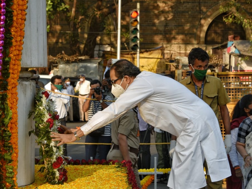 Chief Minister Uddhav Thackeray pays tribute to martyrs at Hutatma Chowk | हुतात्मा दिनानिमित्त मुख्यमंत्र्यांकडून हुतात्म्यांना आदरांजली