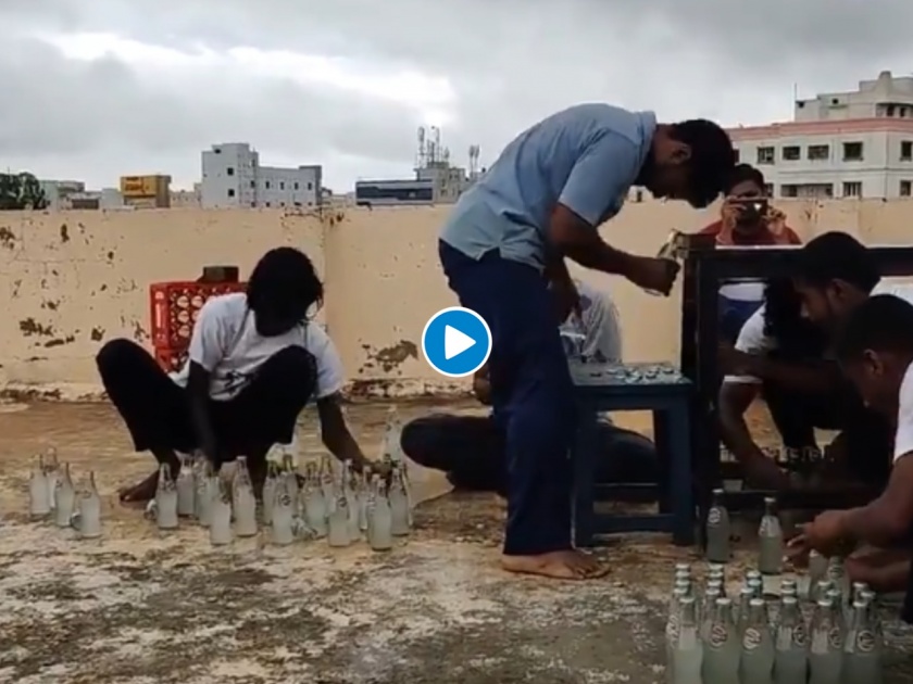 Andhra pradesh man bottle caps removed with the head in one minute sets guinness world record see video | भारीच! पठ्ठ्याने एका मिनिटात ६८ बाटल्यांची झाकणं डोक्यानं उघडली; पाहा जबरदस्त व्हिडीओ