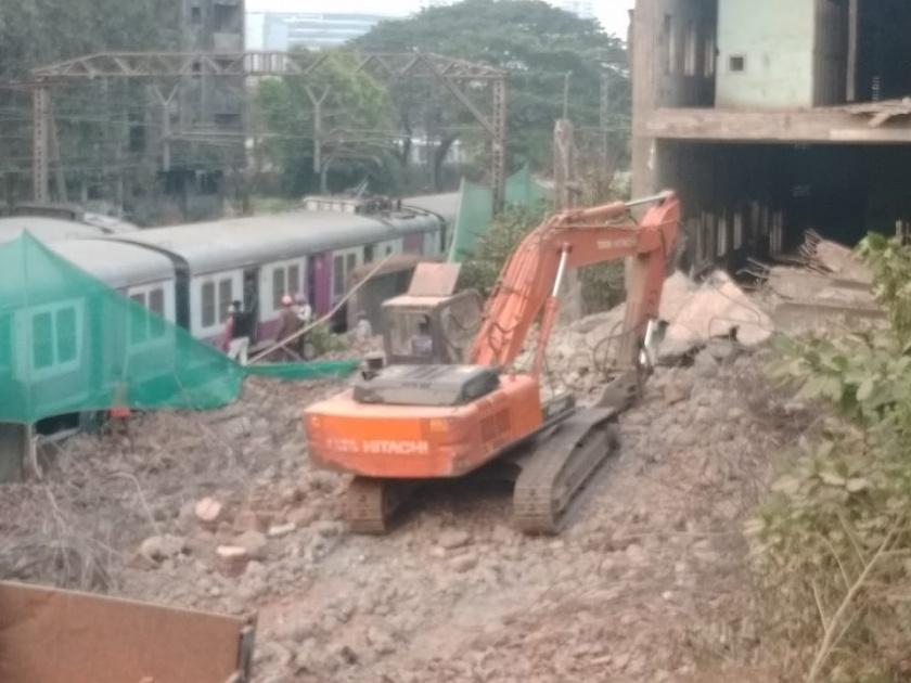 Harbor railway disrupted due to wall collapse at Chunabhatti | चुनाभट्टी येथे रेल्वे रुळावर भिंत कोसळल्याने हार्बर रेल्वे विस्कळीत