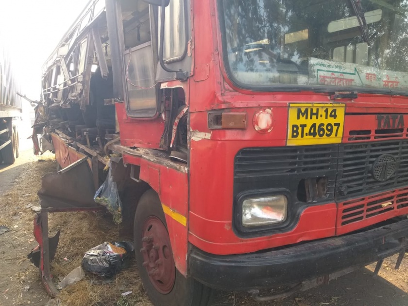 one killed and 16 injured in ST Bus Accident on Mumbai Pune Express Way | मुंबई-पुणे एक्स्प्रेस वेवर एसटी बसचा भीषण अपघात; एकाचा मृत्यू, 16 जखमी