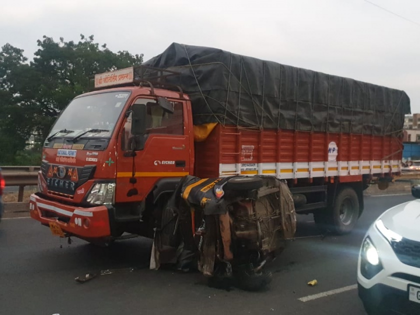 In Pune, a trailer blew up eight vehicles, killing two and seriously injuring three | पुण्यात ट्रेलरने ८ वाहनांना उडविले, दोन जणांचा मृत्यू तर तीन जण गंभीर