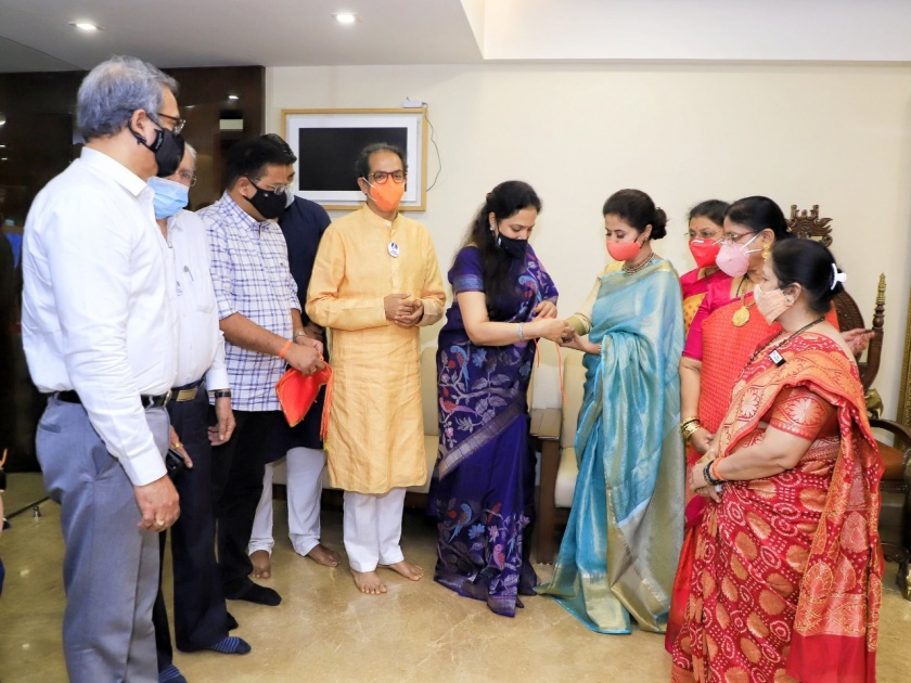 Urmila Matondkar joined Shiv Sena in the presence of Uddhav Thackeray | अखेर उर्मिला मातोंडकर यांनी हाती बांधले शिवबंधन, उद्धव ठाकरेंच्या उपस्थितीत शिवसेनेत प्रवेश