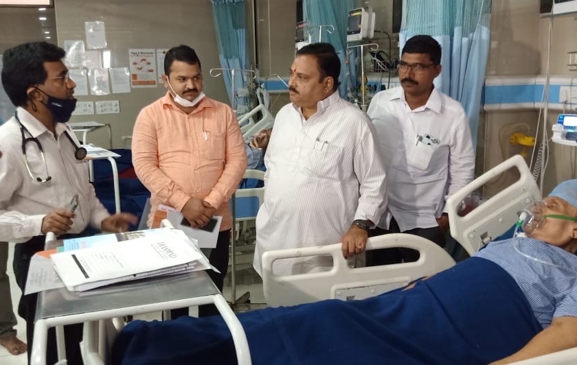One lakh assistance from Dr. Shrikant Shinde Foundation for the treatment of Shripati Khanchanale | महाराष्ट्राचे पहिले हिंद केसरी रुग्णालयात, शिवसैनिक धावले मदतीला