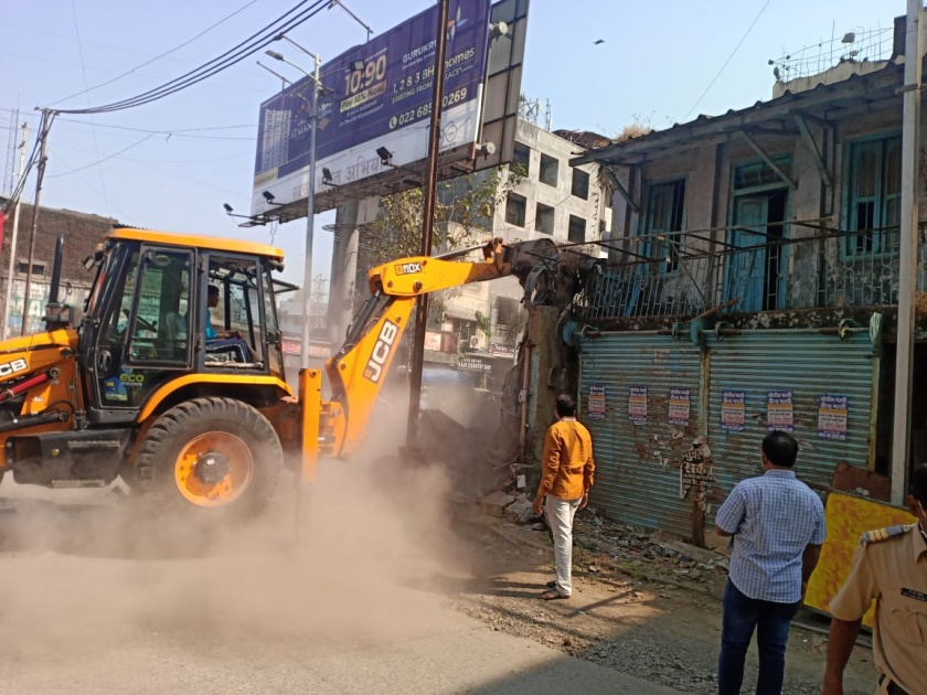 Action on a roadside shop; Reconstruction of Kalyan to Badlapur road | रस्त्याच्या आड येणाऱ्या दुकानावर कारवाई; कल्याण ते बदलापूर रस्त्याची पुनर्बांधणी