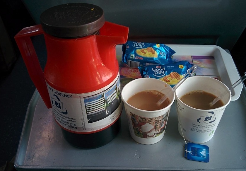 Tea in 'paper cups' at railway stations even today | रेल्वे स्थानकांवर आजही ‘पेपर कप’मध्येच चहा, 'कुल्हड’चा बाजारात तुटवडा