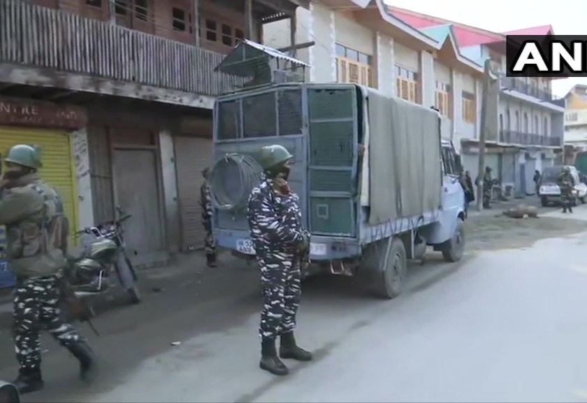 In Jammu and Kashmir, security forces found 5 kg of explosives, while in Srinagar, terrorists carried out an attack | जम्मू काश्मीरमध्ये सुरक्षा दलाला मोठं यश तर श्रीनगरमध्ये दहशतवाद्यांनी केला हल्ला 