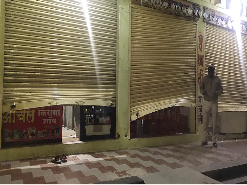 6 shops blown up in one night at Waranga Fata in Hingoli | हिंगोलीत चोरट्यांच्या धुमाकूळ; वारंगा फाटा येथे एकच रात्री फोडली ६ दुकाने