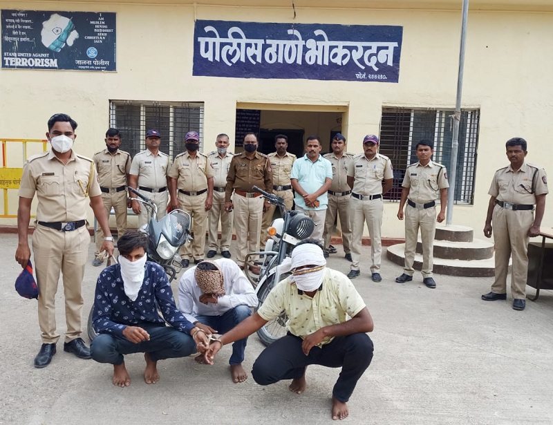 Bhokardan police arrest three notorious criminals for stealing two-wheelers | दुचाकी चोरणारे तीन अट्टल गुन्हेगार भोकरदन पोलिसांच्या ताब्यात