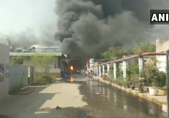 Eight people injured in a massive fire that broke out at Vindhya Organics Pvt Ltd Hyderabad | हैदराबादमधील औषध फॅक्टरीत भीषण स्फोट; आगीत 8 जण गंभीर जखमी