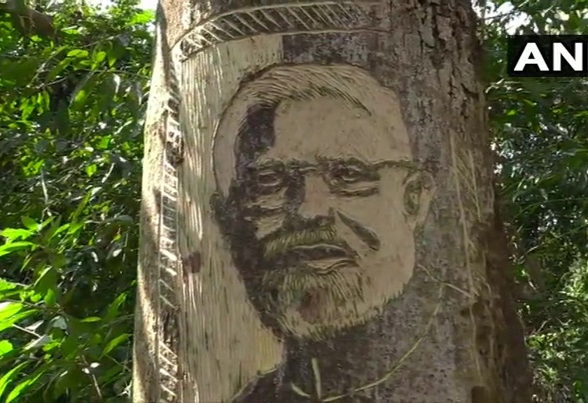 An Odisha Artist's Message For PM Modi On Cutting Of Trees | ...म्हणून तरुणाने झाडावर कोरलं पंतप्रधान मोदींचं अप्रतिम चित्र; दिला अनोखा संदेश