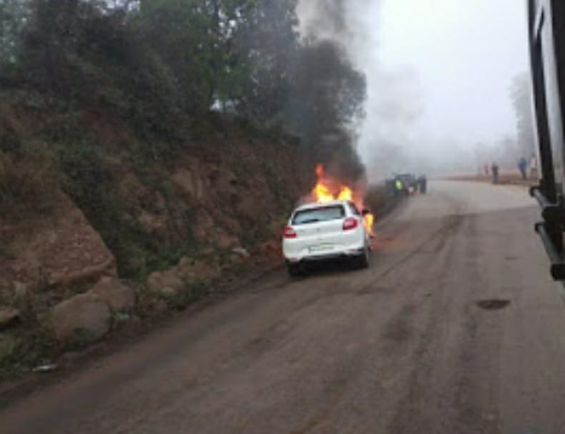 Burning car in Kashedi Ghat on Mumbai-Goa highway, five rescued | मुंबई -गोवा महामार्गावरील भोस्ते घाटात बर्निंग कार, पाचजण बचावले  