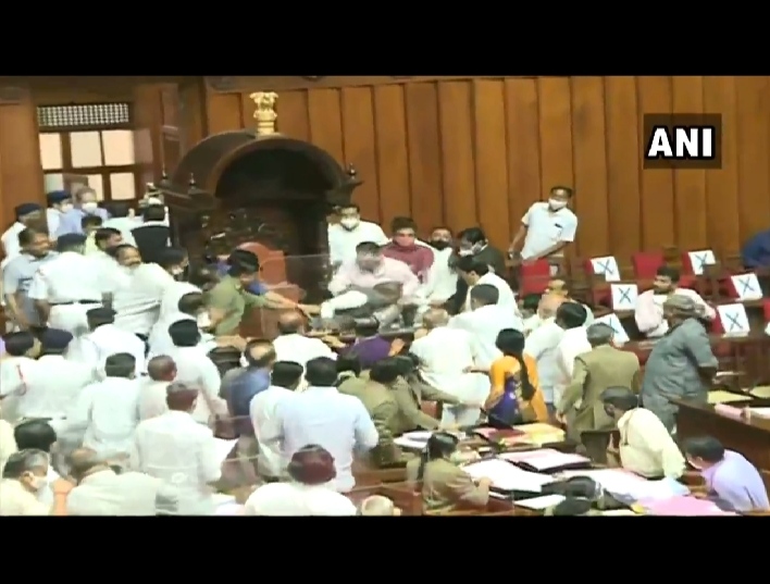 Defamation of Democracy: Fight in Karnataka Legislative Council, Speaker Pulled from Chair | लोकशाहीला काळिमा : कर्नाटकच्या विधान परिषदेत हाणामारी, सभापतींना खुर्चीवरून खेचले