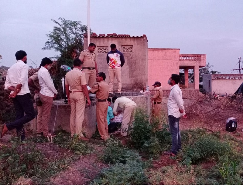 16 kg cannabis seized in Ashti taluka | घरा शेजारीच केली गांजाची शेती; १६ किलो गांजासह शेतकरी अटकेत 
