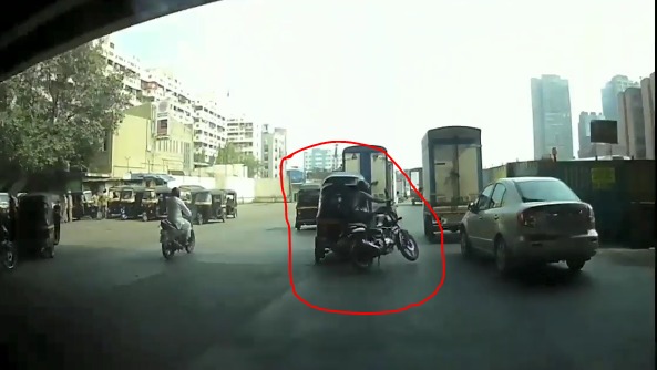 Auto rickshaw driver arrested, who dashed to two wheeler driver in deonar | भांडणाच्या रागात दुचाकीस्वाराला दिली जोरदार धड़क, मुजोर रिक्षाचालकला अटक