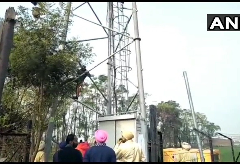 Agitating farmers targets Reliance Jio in Punjab, more than 1,500 mobile towers in Punjab | पंजाबमध्ये आंदोलनकर्त्या शेतकऱ्यांकडून रिलायन्स जिओ लक्ष्य, १५०० हून अधिक मोबाईल टॉवरची मोडतोड