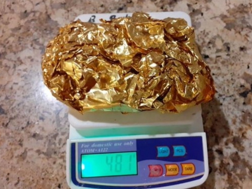 Customs officials arrested a woman from the airport for smuggling gold from a chocolate cover | चॉकलेटच्या वेष्टनातून सोन्याची तस्करी, महिलेला कस्टम अधिकाऱ्यांनी विमानतळावरून केली अटक 