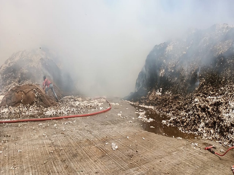 Orgy of fire in Jinning at Dharur; Loss of millions | धारूर येथील जिनिंगमध्ये आगीचे तांडव; लाखोचे नूकसान