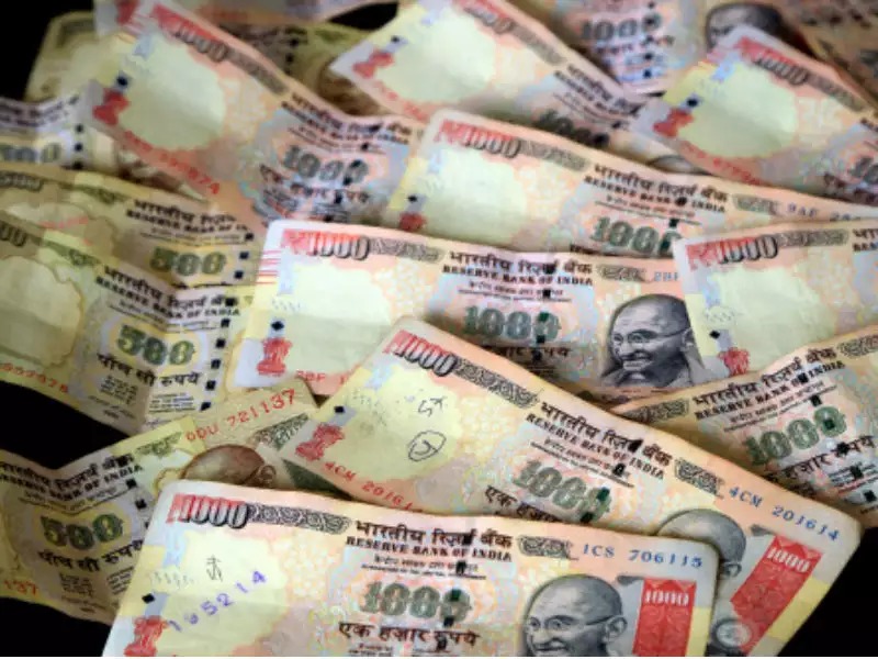 Raid on former minister's house, 11 lakh old notes found, documents of 100 of anonymous assets | माजी मंत्र्याच्या घरावर छापा, ११ लाखांच्या जुन्या नोटा, कोट्यवधीच्या १०० निनावी संपत्तीची कागदपत्रे जप्त