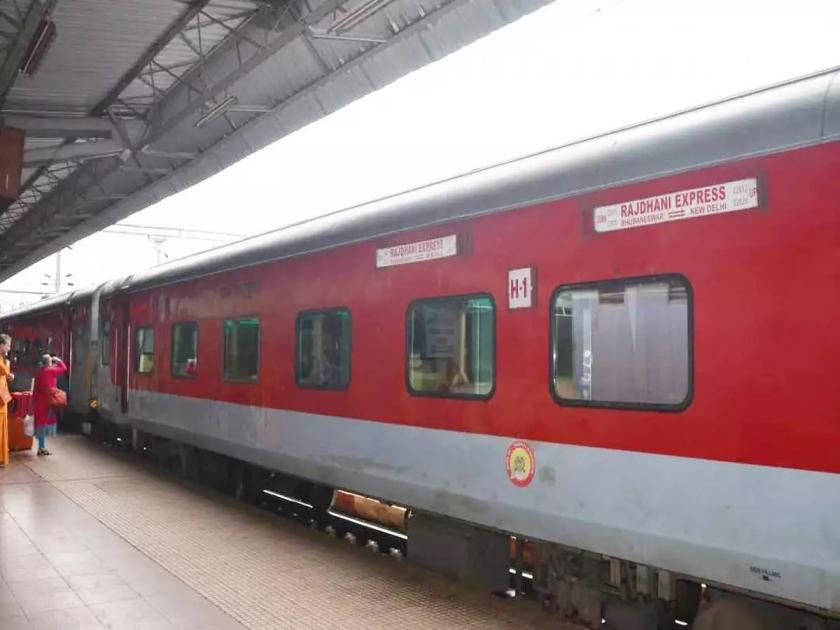 " you Not fit to travel through the Rajdhani Express", TTE unloads workers from train despite ticket | "राजधानीमधून प्रवास करण्याची लायकी नाही", तिकीट असतानाही टीटीईने मजुरांना ट्रेनमधून उतरवले