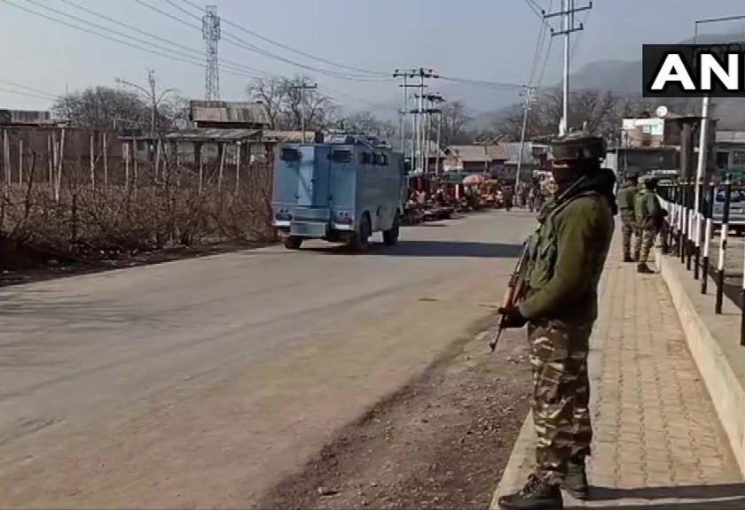 jammu and kashmir grenade attack on security forces in pulwama 7 civilians injured searching in progress | Jammu And Kashmir : पुलवामामध्ये सुरक्षा दलावर दहशतवाद्यांचा ग्रेनेड हल्ला, 7 जण जखमी