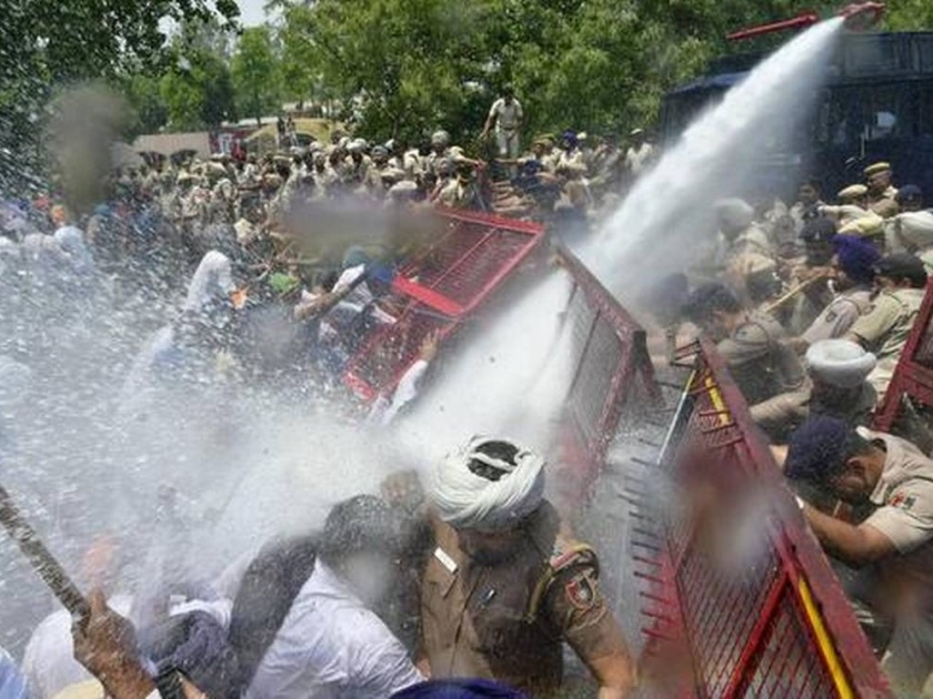 Farmers on their way to Delhi were beaten by the police with batons and tear gas | दिल्लीकडे जाणाऱ्या शेतकऱ्यांवर पोलिसांचा लाठीमार, केला अश्रुधुराच्या गोळ्यांचा मारा