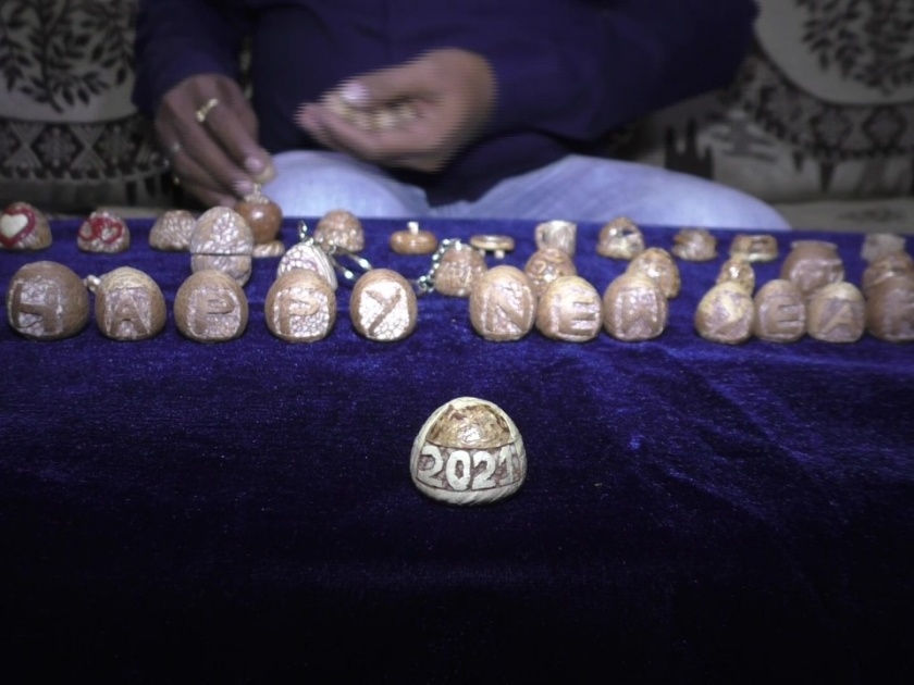 miniature artist from surat has created magnificent carves on betel nuts during covid19 lockdown | लय भारी! लॉकडाऊनमधला वेळ लावला सत्कारणी; सुपारीवर तयार केल्या जबरदस्त, शानदार कलाकृती