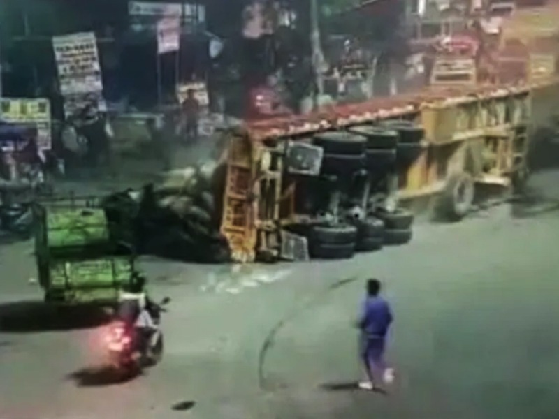 A truck overturned on Jaipur-Delhi road, killing three people and injuring several others | जयपूर दिल्ली रोडवर ट्रक उलटला, ३ जण मृत्युमुखी तर कित्येकजण जखमी 