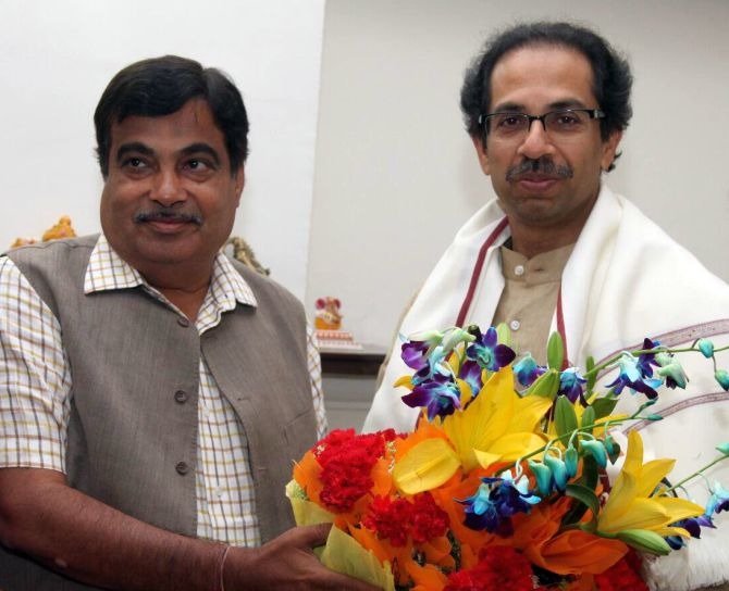After Manohar Joshi, Nitin Gadkari met CM Uddhav Thackeray | मनोहर जोशींनंतर नितीन गडकरींनी घेतली मुख्यमंत्री उद्धव ठाकरेंची भेट, राजकीय चर्चांना उधाण