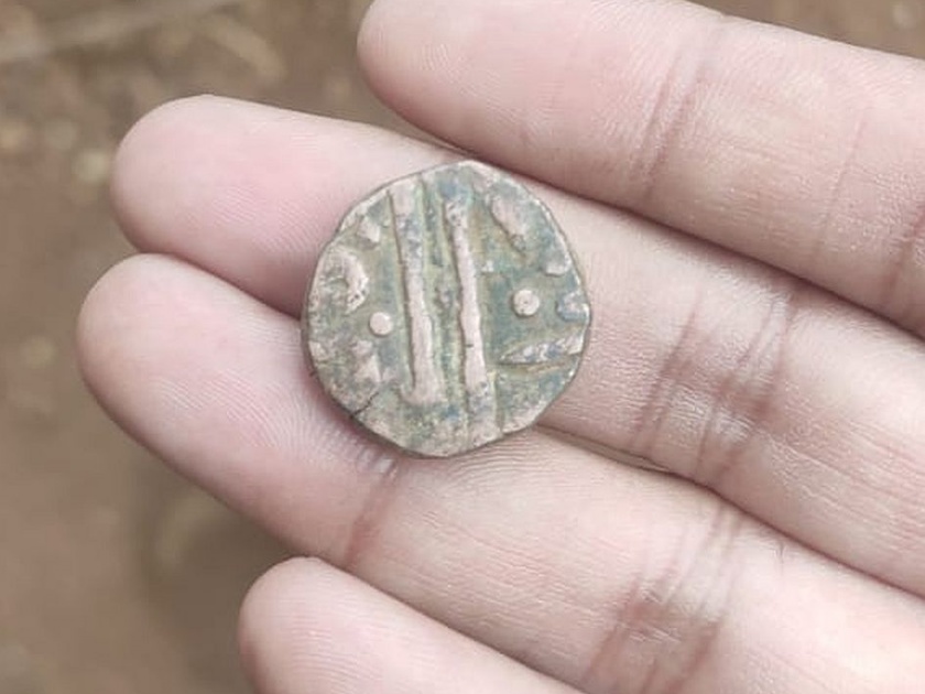 404 copper coins found in excavations at Rohanikheda Shivara | रोहणीखेडा शिवारातील खोदकामात मिळाली तांब्याची ४०४ नाणी