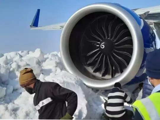 Indigo's plane hit the ice, a major accident was averted at Srinagar airport | इंडिगोचे विमान बर्फाला धडकले, श्रीनगर विमानतळावर मोठा अपघात टळला