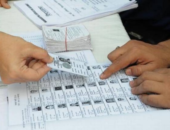 panchayat election 102 votes made on same house and address mukesh agnihotri raised questions | ऐकावं ते नवलच! एकाच घराच्या पत्त्यावर तब्बल 102 मतदारांची नोंदणी; मतदार यादीत मोठा घोळ
