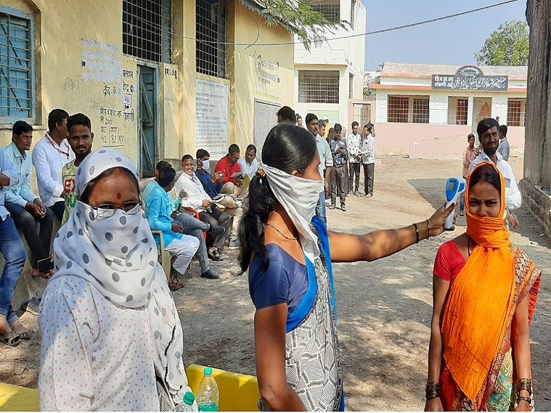 Grampanchayat Voting: 28% voting in four hours in Jalna district | Grampanchayat Voting : जालना जिल्ह्यात चार तासात २८ टक्के मतदान