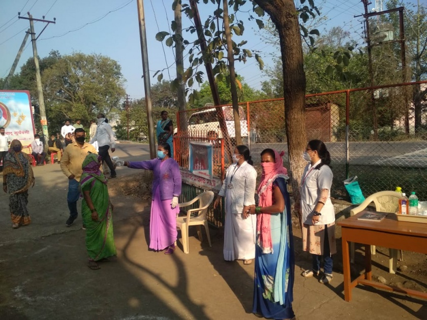 Malfunction in EVM, polling stopped; Fighting between two groups in Jalgaon | ईव्हीएममध्ये बिघाड, मतदान थांबविले; जळगावमध्ये दोन गटांत हाणामारी