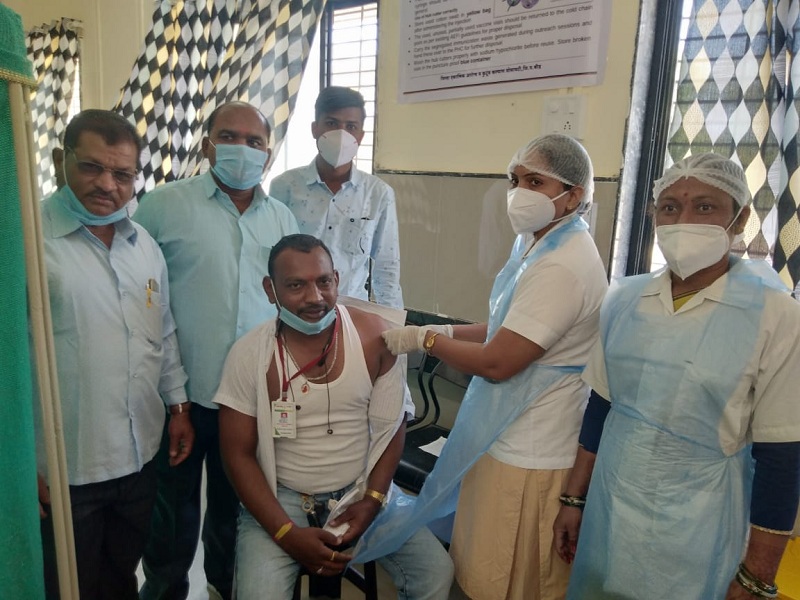 Corona vaccination drive begins in Ashti, 100 corona fighters to be vaccinated in a day | आष्टीत कोरोना लसीकरण मोहिमेला सुरुवात, दिवसभरात १०० कोरोना योद्ध्यांना देणार लस